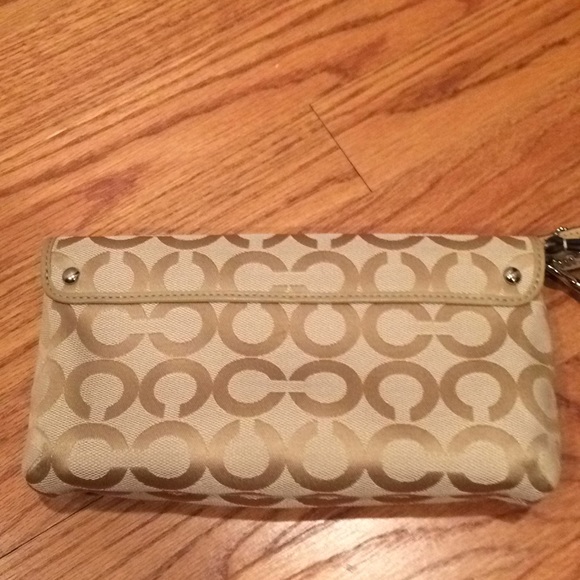 Coach Classic Signature Wristlet - Picture 4 of 5